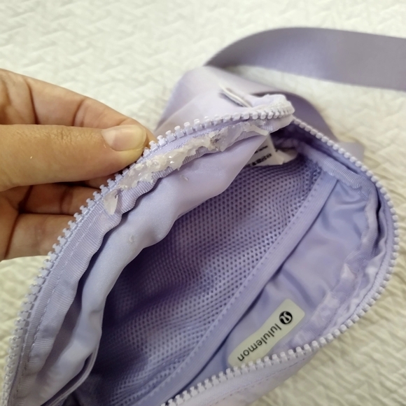 Everywhere Belt Bag with Long Strap 1L Lavender Fog Discontinued - Picture 5 of 5